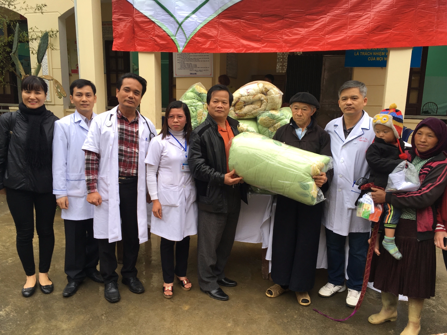 Đ/c Lê Quốc Việt – Phó Giám đốc Bệnh viện E Hà Nội trao quà cho người dân.