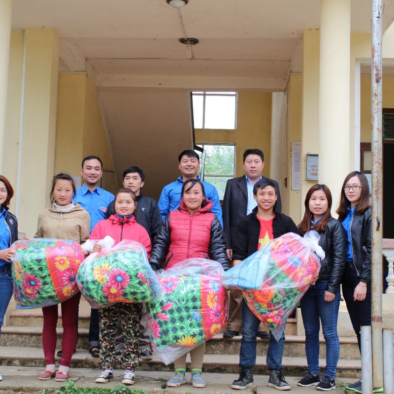 Đoàn thanh niên Trung tâm Y tế Tổ chức tẳng quà và tình nguyện tại xã Phố Là